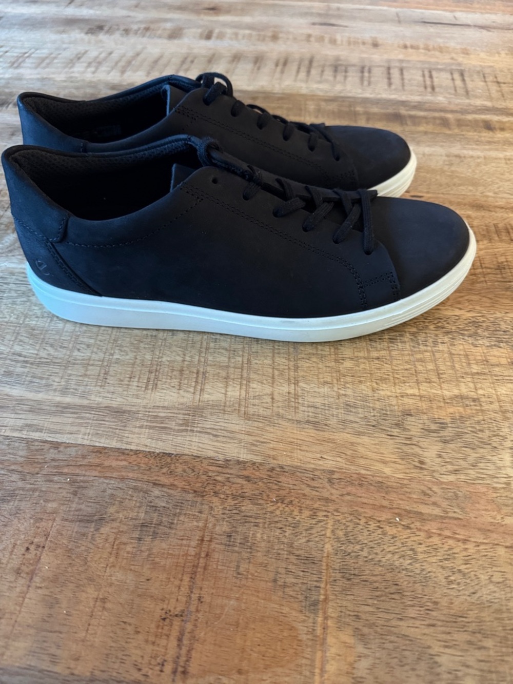 ecco women’s Black Casual Sneakers with White Sole US 9/ 9.5 EU 40 NEW